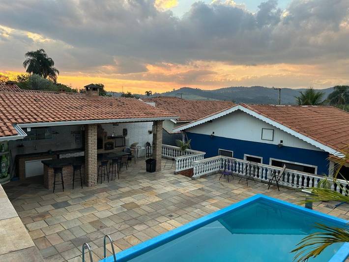 Casas e apartamentos de temporada para 12 pessoas, com jardim e vista e ainda terraço and piscina, com animais de estimação em Atibaia