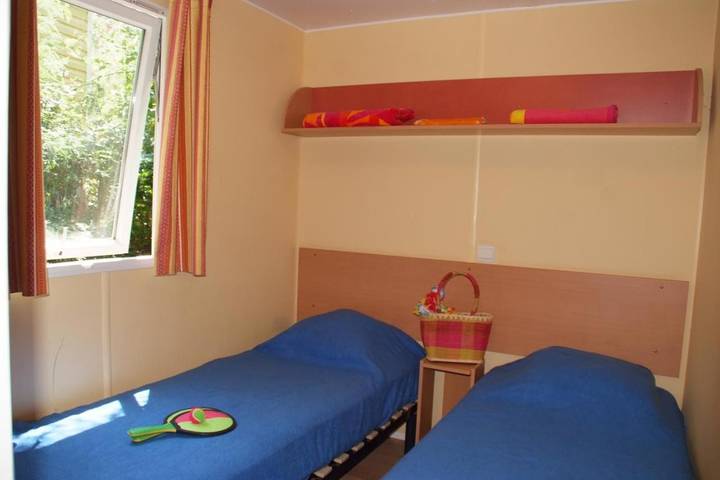 Camping pour 8 personnes, avec piscine et bassin pour enfant ainsi que jacuzzi et jardin à Gassin - 4