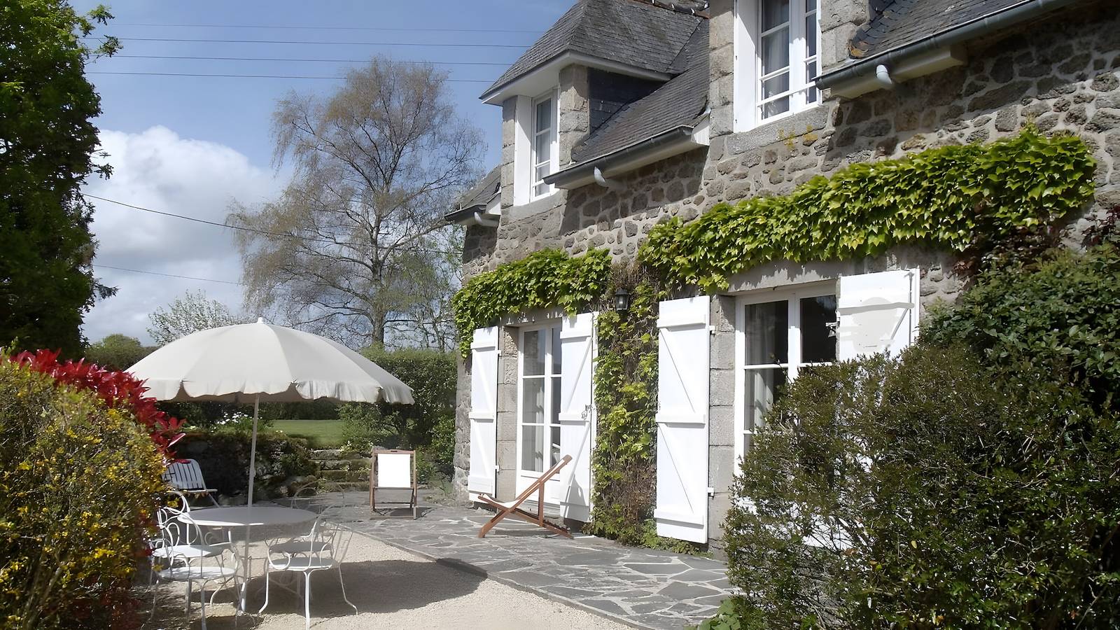 Holiday Home 'La Ville Es Anougiers' with Private Terrace, Private Garden and Wi-Fi in Ploubalay, Dinan region