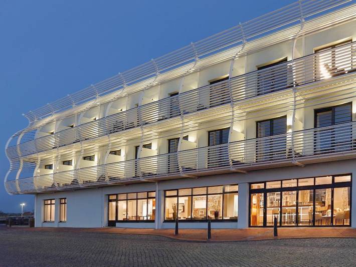 Hotel, mit Balkon und Whirlpool sowie Terrasse und Pool in Norddeich Mole