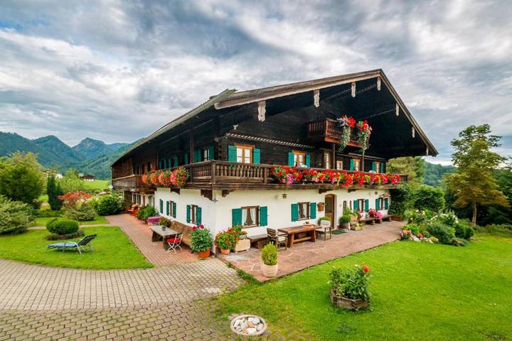 Ferienwohnung für 3 Personen, mit Balkon und Terrasse sowie Garten und Ausblick im Chiemgau