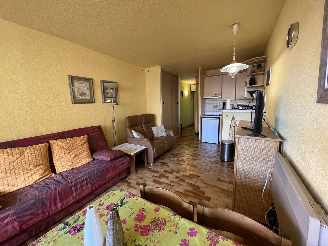 Studio entier, Studio cosy avec cabine, piscine, parking, lave-linge, proche plage et commerces. in Cap d'Agde, Agde
