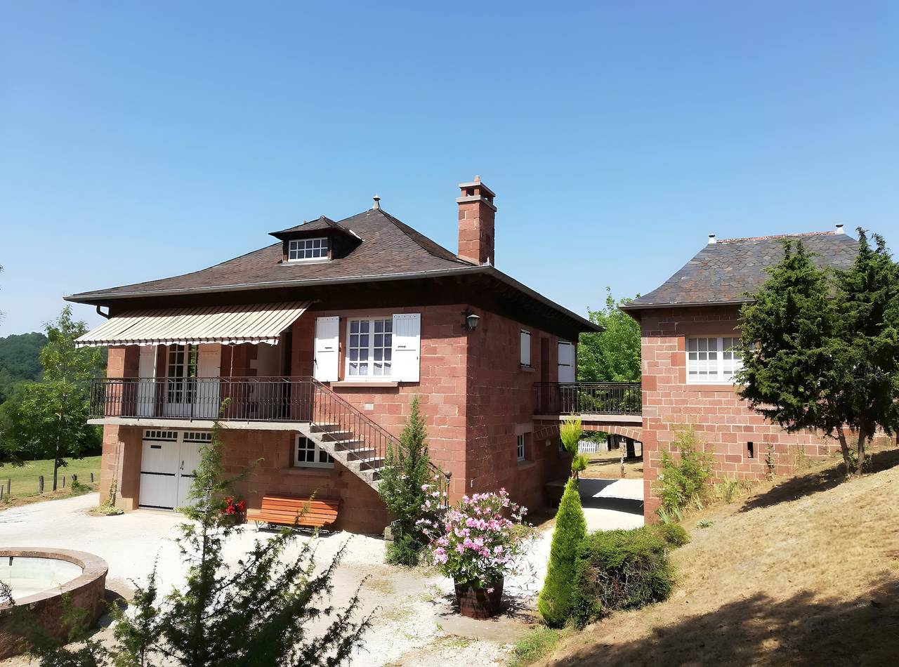 Gîte Les Rosiers : terrasse privée, jardin privé et balcon in Nauviale, Aveyron