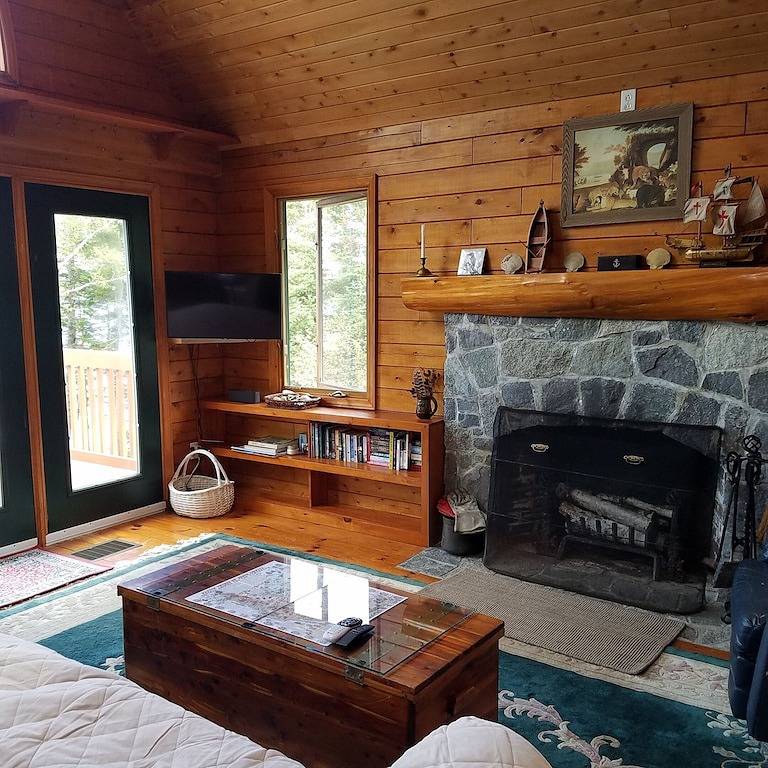 Waterfront cabin/Military discount/ Kayaks/ Fire pit/ beach/No pet fee/ deck in Washington County (Maine)