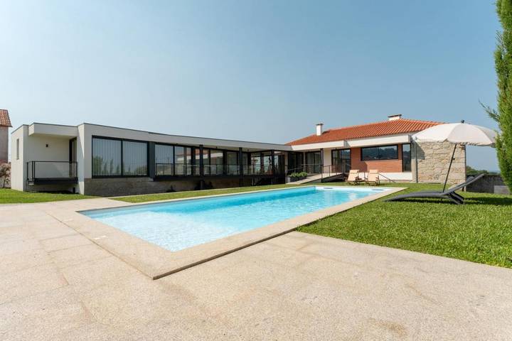 Location de vacances pour 10 personnes, avec vue ainsi que piscine et jardin dans Castelo do Neiva