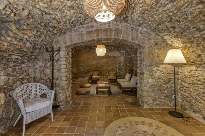 Holiday Home 'Casa Peratallada' with Wi-Fi and Air Conditioning in Peratallada, Costa Brava