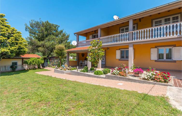 Ferienwohnung für 6 Personen, mit Seeblick und Pool sowie Terrasse in Sveti Filip i Jakov - 2