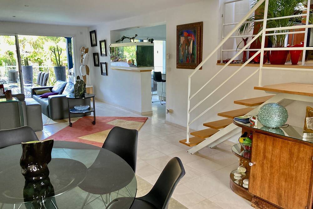 Villa con piscina climatizada ubicada en un campo de golf a 15 minutos de Biarritz in Bassussarry, Region de Bayona