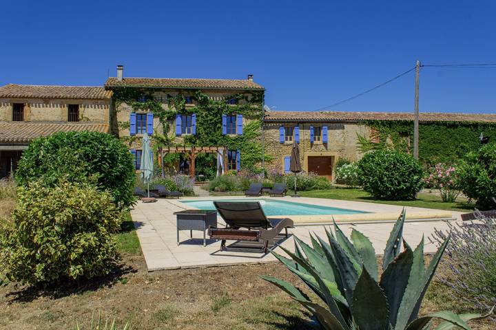 Gîte pour 20 personnes, avec Balcon et Terrasse ainsi que Jardin et Piscine