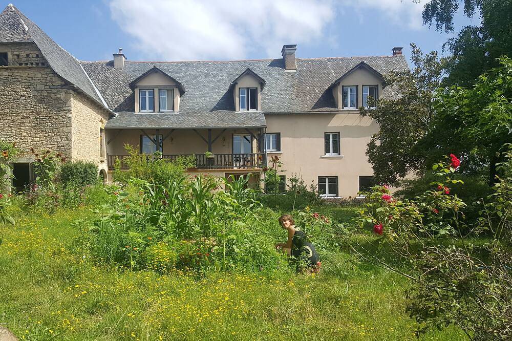 Eco-Gîte Les Jardins du Batut, au coeur d'un paysage bucolique in Roussennac, Aveyron
