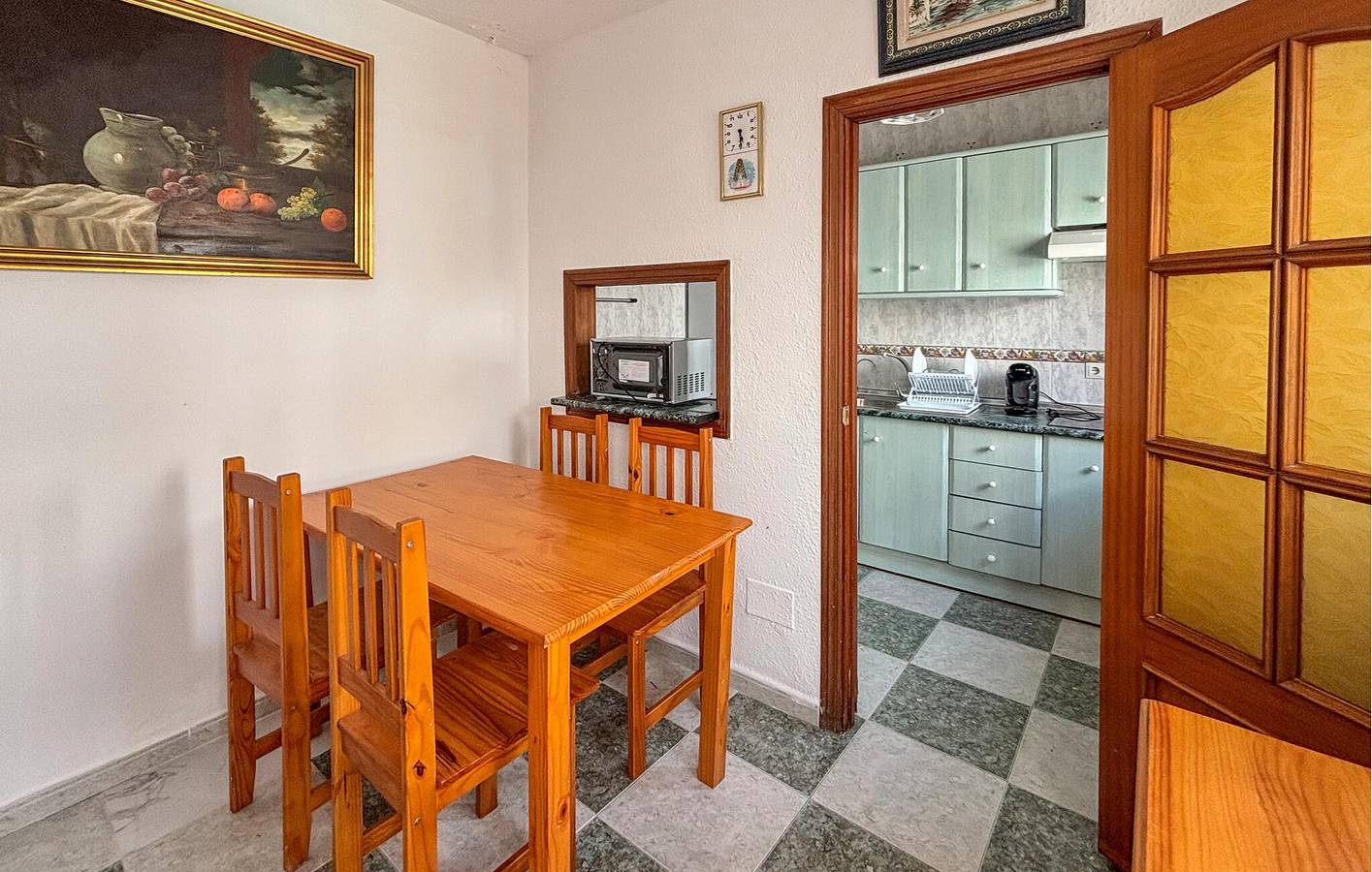 Entire holiday apartment, Charming Apartment with Terrace & Garden, 900m to Playa del Cable in Plaza de los Naranjos, Marbella