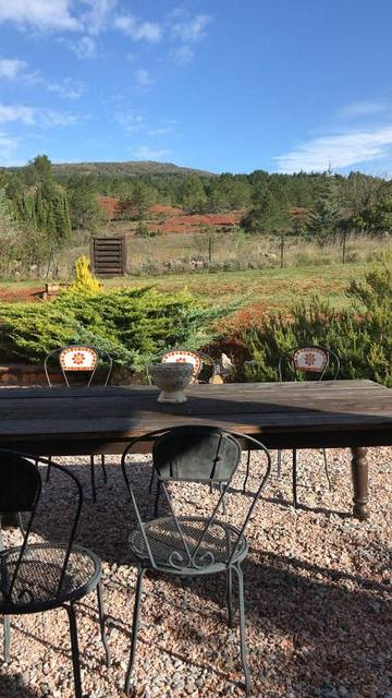 Location de vacances pour 12 personnes, avec vue ainsi que piscine et jardin à Arques (Aude)