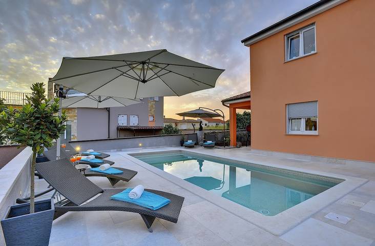 Herrliche Villa mit privatem Salzwasserpool und lokalem Lieferservice in Sisan, Südküste Istrien