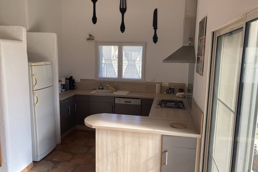 Pleasant, sunny 6-bed villa in Cabannes, Region de Arles