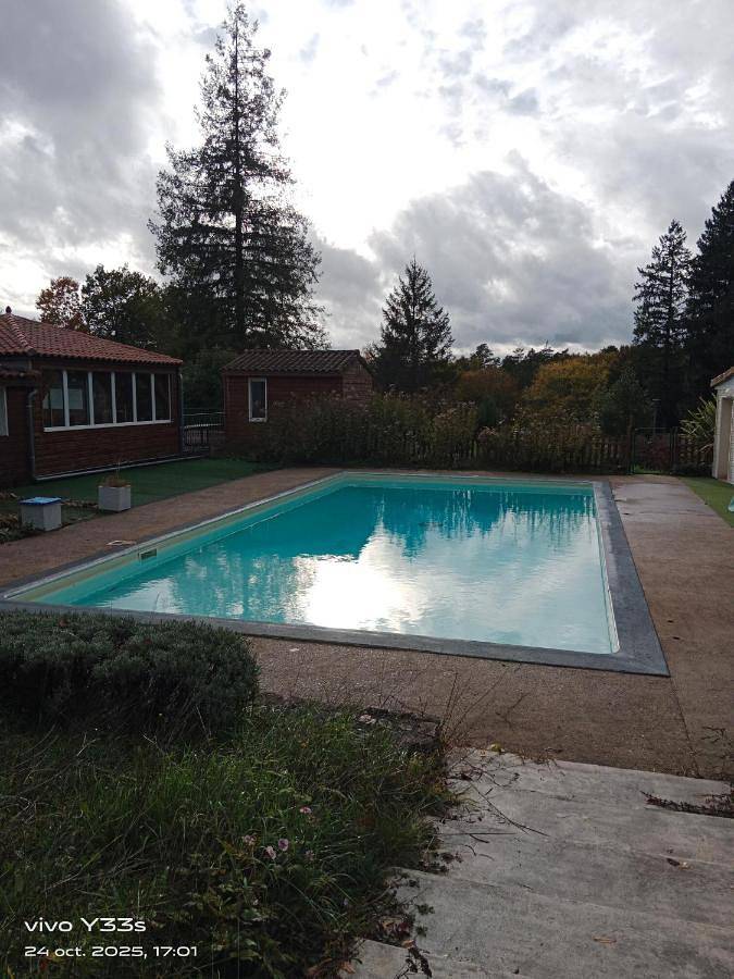 Location de vacances pour 4 personnes, avec vue et jardin ainsi que piscine et terrasse, animaux acceptés à Augignac - 3