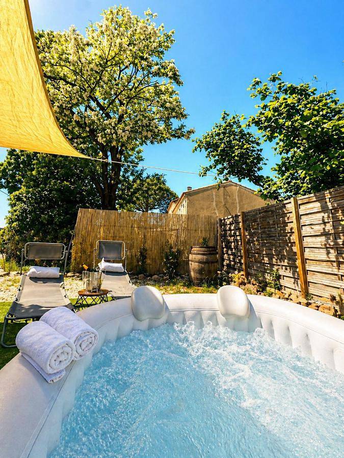 Camping pour 4 personnes, avec Jacuzzi et Jardin