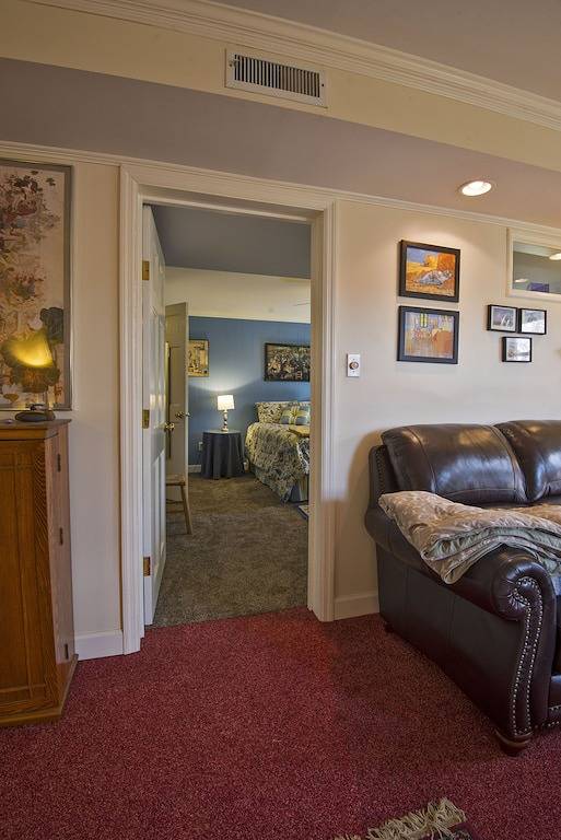 Ganze Wohnung, Geräumige Terrassenwohnung im Einfamilienhaus mit eigenem Eingang und Parkplatz. in Lynchburg, Virginia