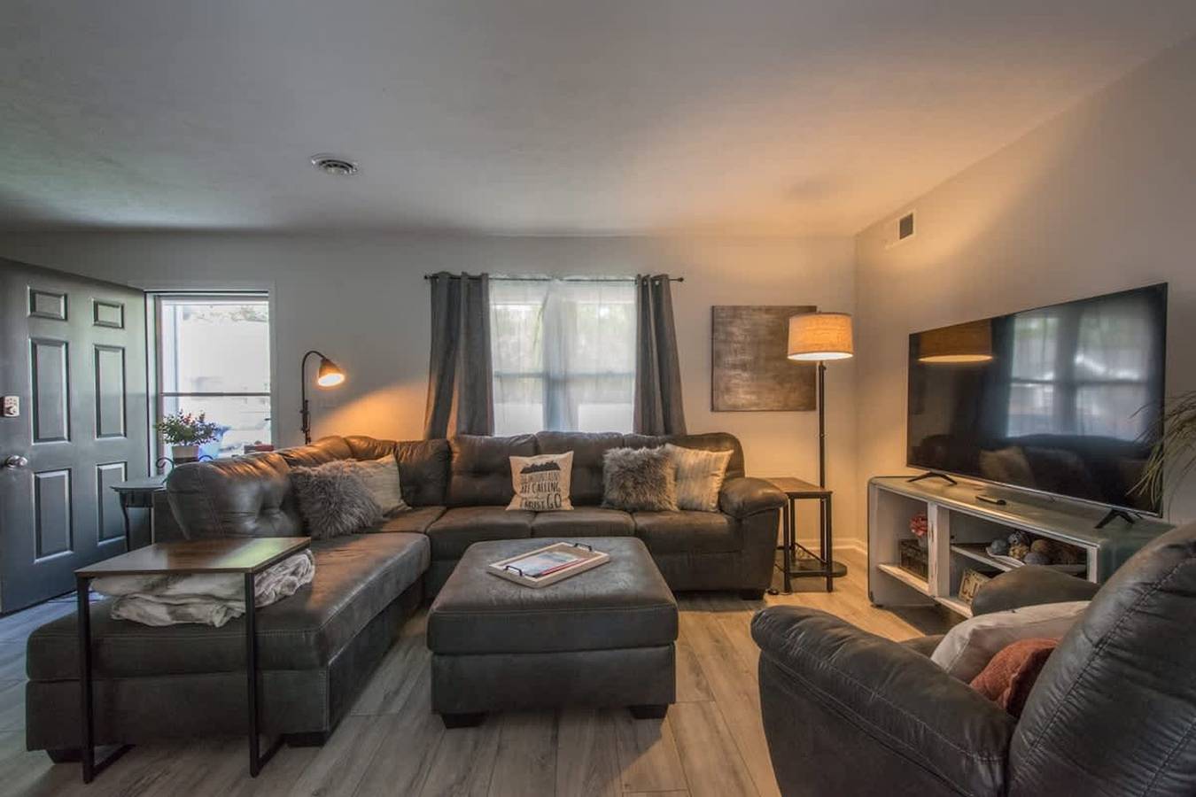 Charming 2Br Townhouse w Patio Walk to Main St in Hendersonville, Henderson County (NC)