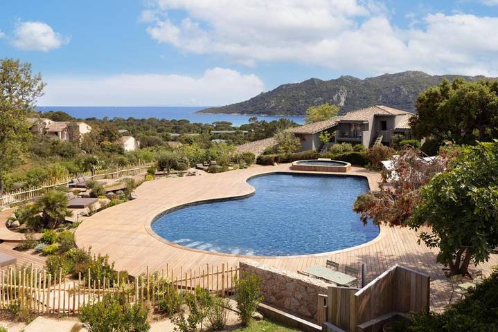 Parc de vacances pour 4 personnes, avec vue ainsi que piscine et jardin en France
