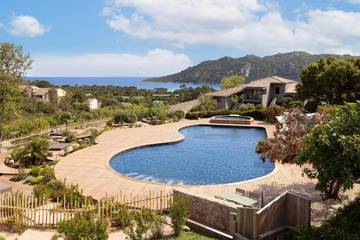 Parc de vacances pour 4 personnes, avec jardin ainsi que vue et piscine en Corse-du-Sud