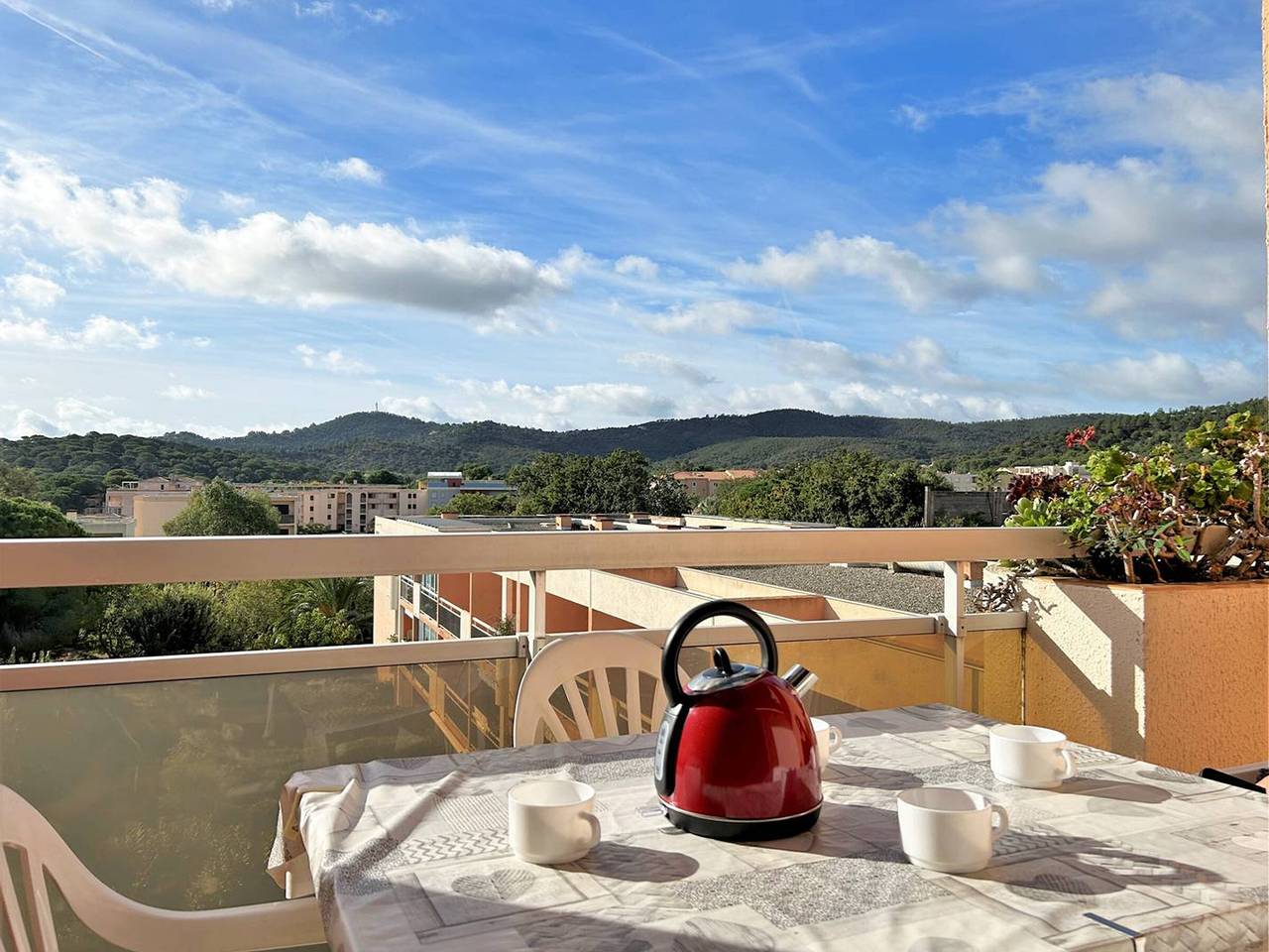 Entire apartment, Cozy 2-Room Apartment, Sleeps 5, Near Beach with Terrace, Parking, and Optional Amenities in Bormes-les-Mimosas, Parc national Port-Cros