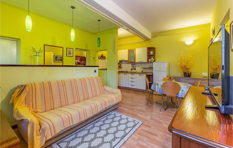 Ganze Ferienwohnung, Charmantes Apartment mit einem Schlafzimmer und Terrasse, 700 m vom Strand Bijela entfernt in Premantura, Südküste Istrien