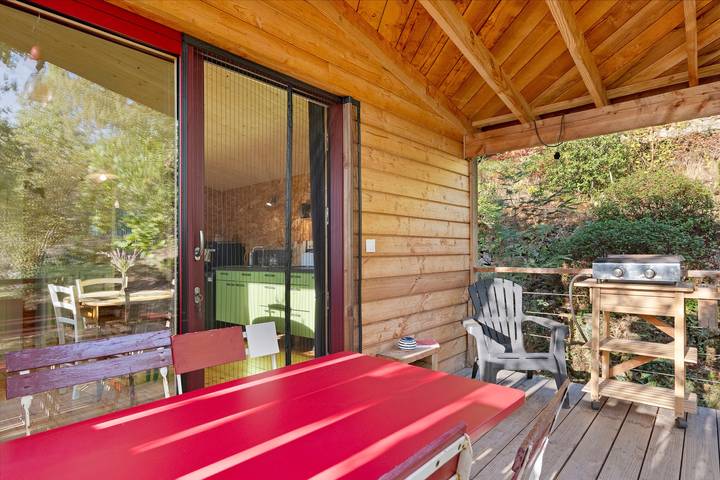 Holiday home 'Cabane de la Grande Ourse ' with mountain view and private garden in Banne, Cevennerna