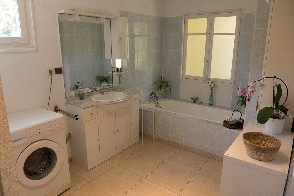 Belle maison climatisée au calme avec piscine privée et grand jardin cloturé in Azille, Région de Carcassonne