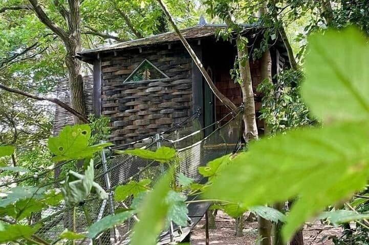 Tree House - Hot Tub on balcony in Chorleywood, Hertfordshire