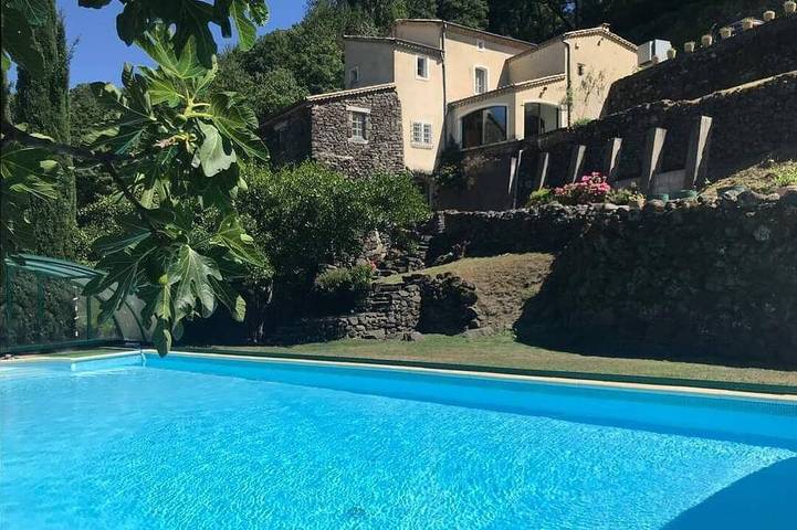 Gîte pour 6 personnes, avec terrasse ainsi que piscine et jardin, animaux acceptés à Rochessauve