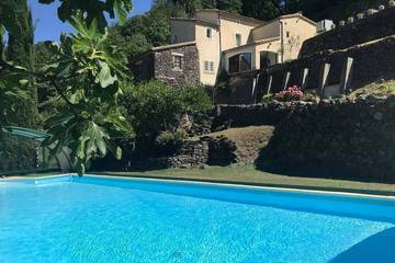 Gîte pour 6 personnes, avec jardin ainsi que terrasse et piscine, animaux acceptés à Rochessauve
