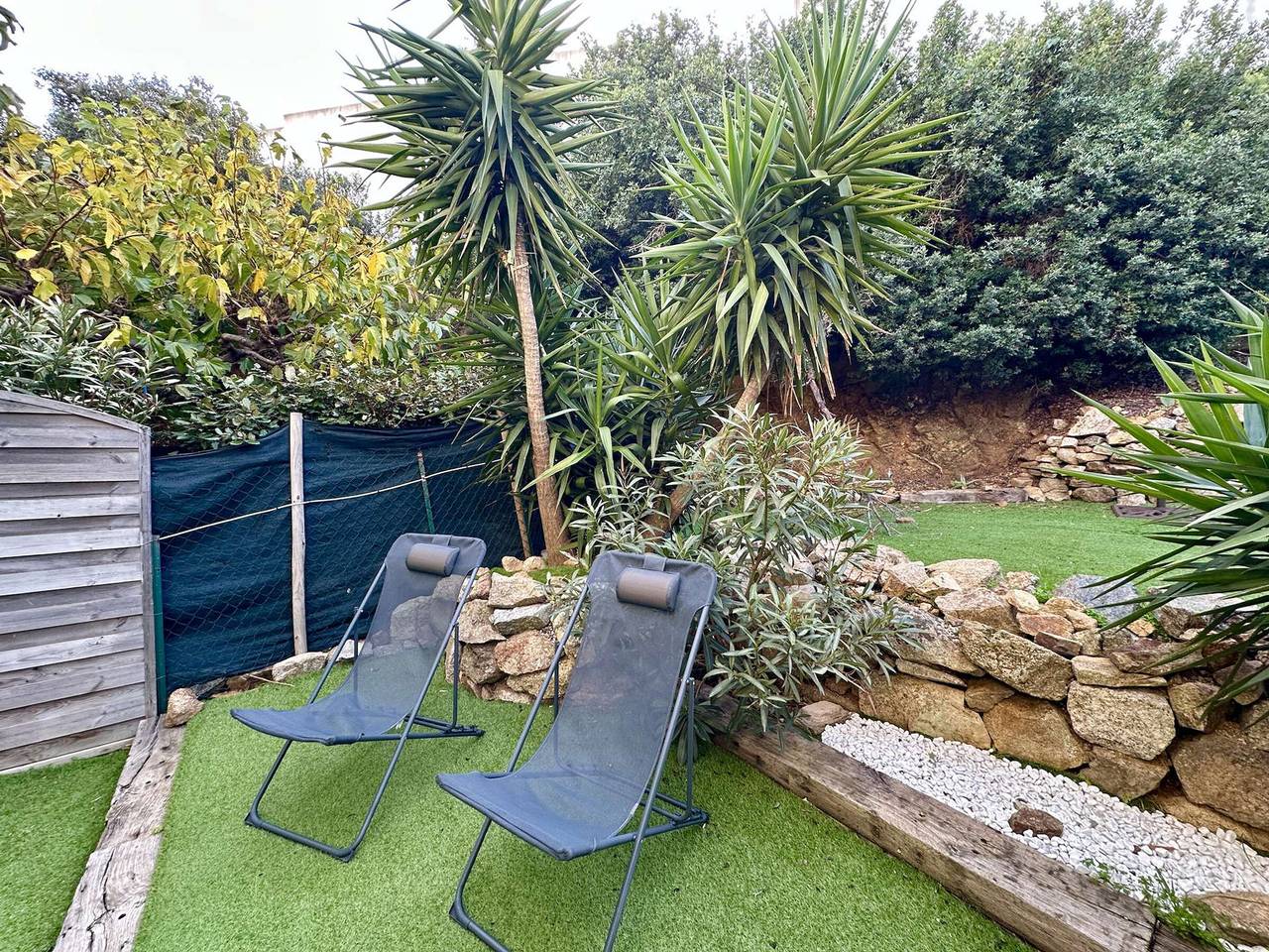 Entire apartment, Apartment with Terrace, Parking, and 2 Bedrooms - 2 km from Beach in L'Île-Rousse, Calvi region