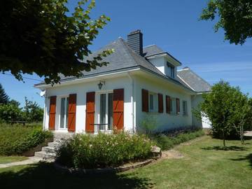 Gîte pour 8 personnes, avec terrasse à Montbazens