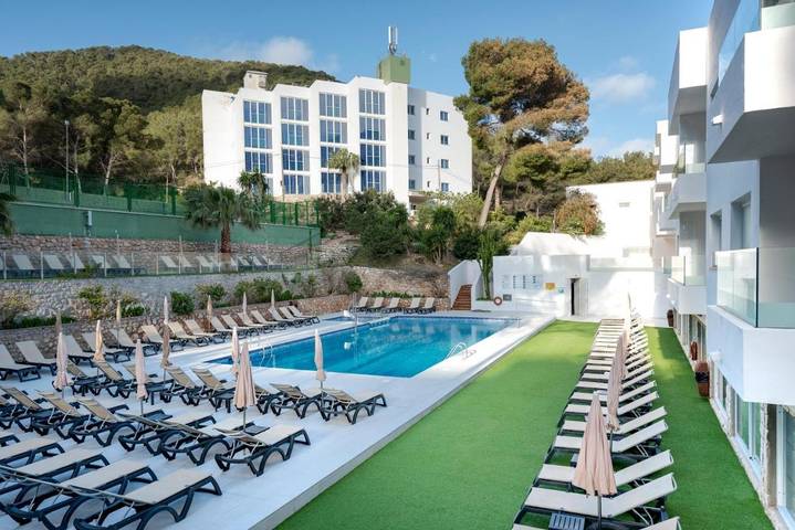 Location de vacances pour 2 personnes, avec piscine ainsi que bassin pour enfant et jardin à Cala Llonga - 2
