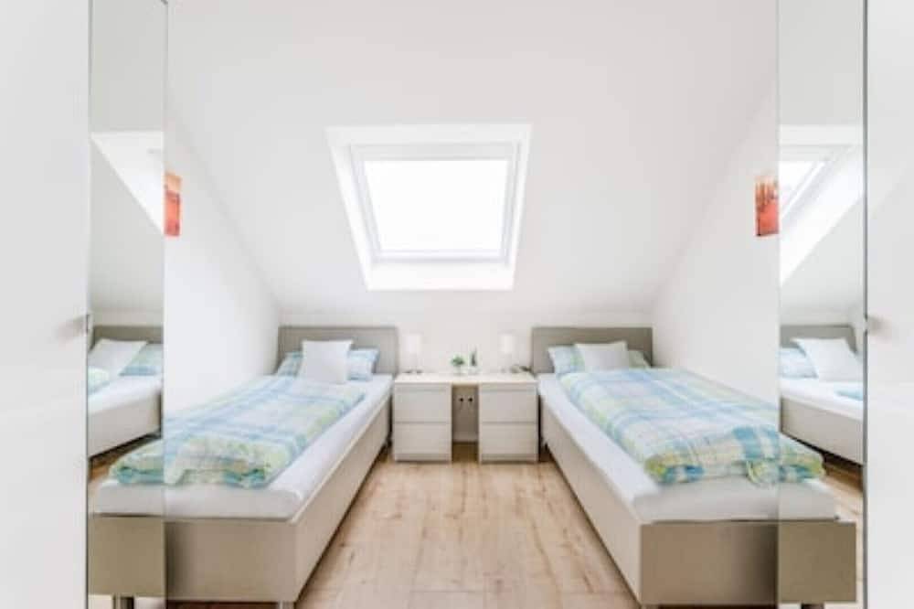 Ganze Wohnung, Fewo Panoramablick Dg 90 m² in Laacher See, Nickenich