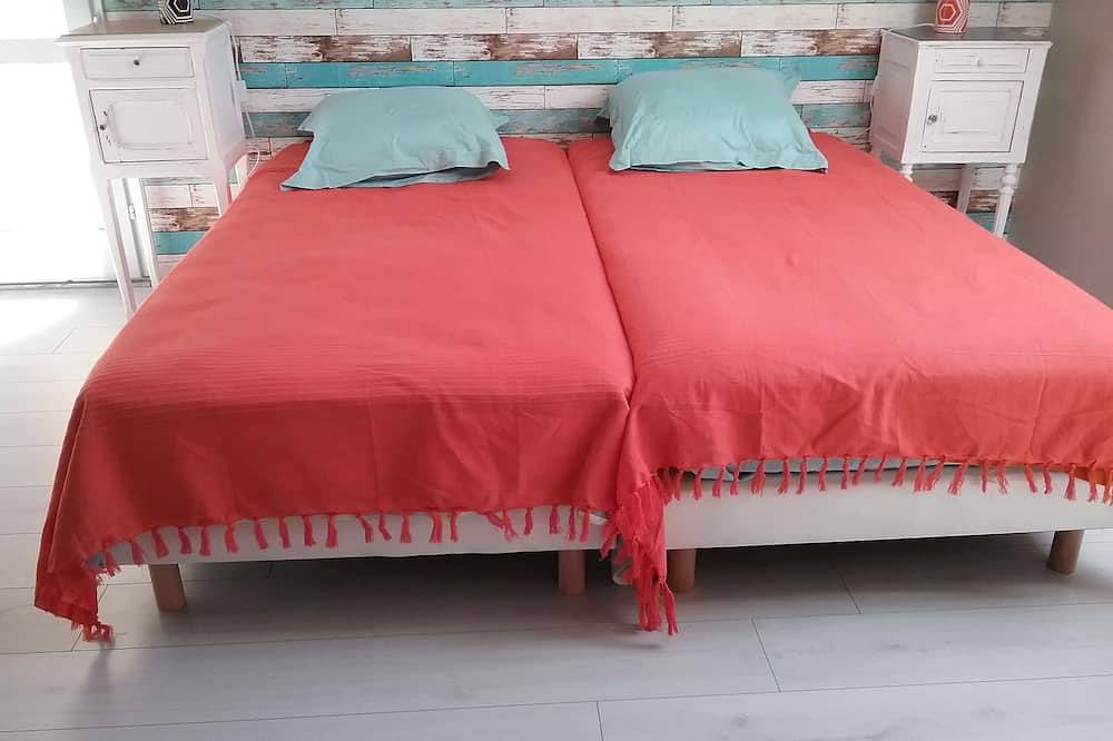 Entire apartment, Spacious T2 duplex in a wooded residence 5 minutes from the beach and the center in Andernos-les-Bains, Arcachon region