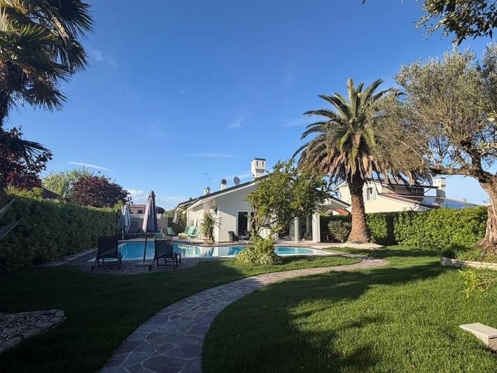 Ferienwohnung für 6 Personen, mit Terrasse und Garten sowie Pool