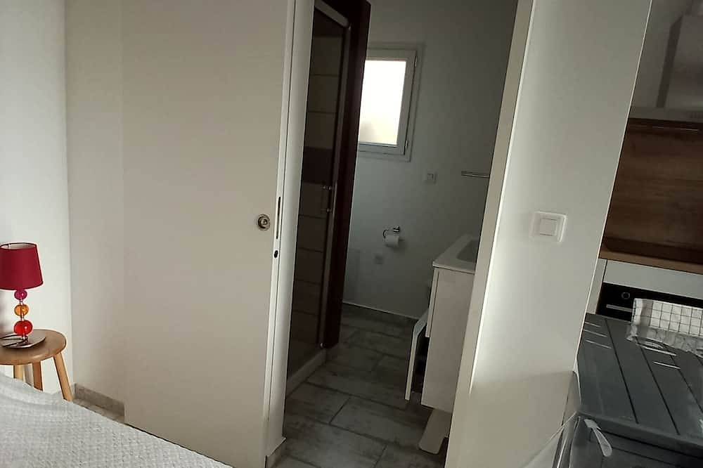Entire apartment, Studio 28 m square, garden level, no works. in La Valette-du-Var, Toulon region