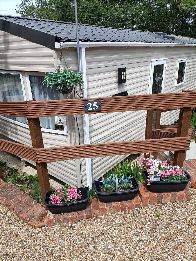 Camping for 6 people, with Garden and Pool in Hastings