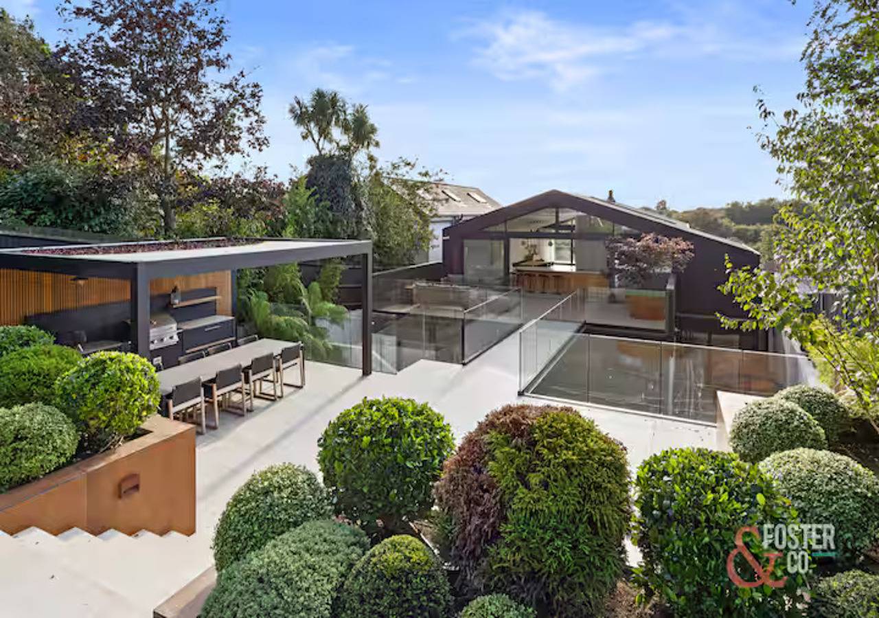 Luxury Mid Century Retreat | Hot Tub, Sauna & Gym - Pass the Keys in Hove, Brighton