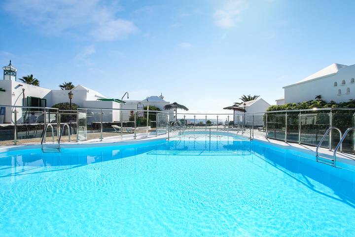 Appartement entier, Charming Holiday Apartment “Chalet Calima” Close to the Beach with Sea View, Wi-Fi, Terrace, Pool & Garden in Puerto del Carmen, Tías