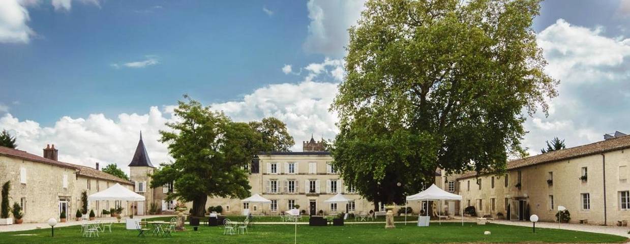 Hôtel pour 3 personnes, avec Terrasse ainsi que Jardin et Piscine à Granzay-Gript