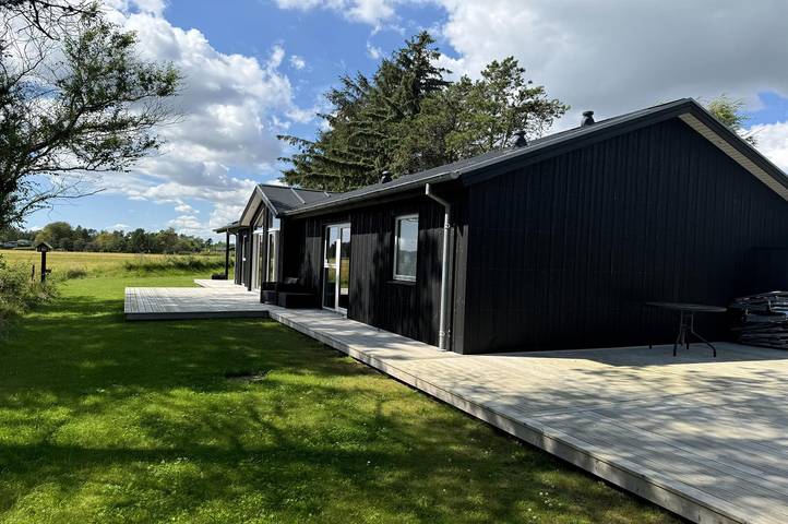 Ferieudlejning for 6 personer, med have og terrasse samt jacuzzi i Lyngså