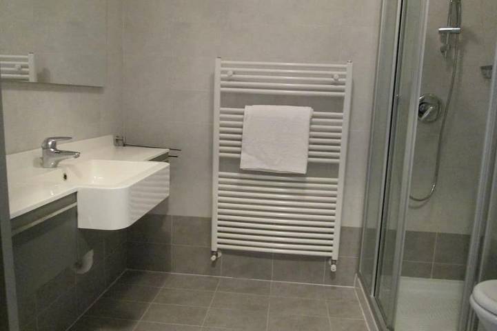 Apartamento entero, Apartamento a tiro de piedra del lago / playa y cerca del centro in Riva del Garda, Montañas Garda