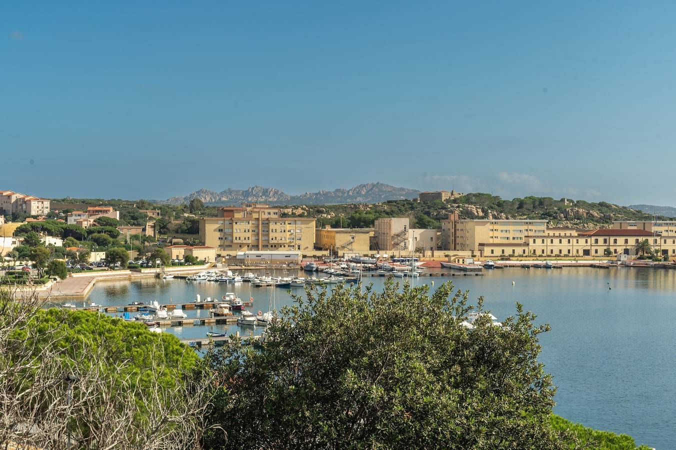 Casa Vacanze 'Le Giare 2' con vista mare, terrazza privata e aria condizionata in Parco Nazionale dell'Arcipelago di La Maddalena, Isola della Maddalena
