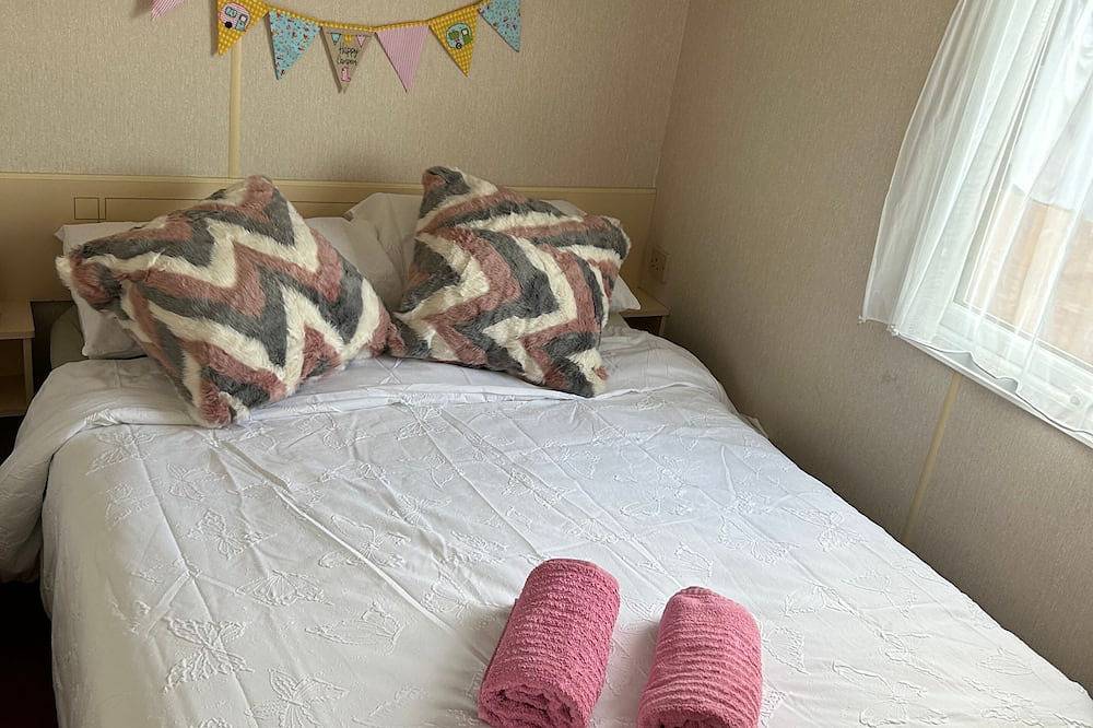 2 Bed Caravan - Sleeps 6 - Pets - Parking - Wifi in Ingoldmells, Lincolnshire