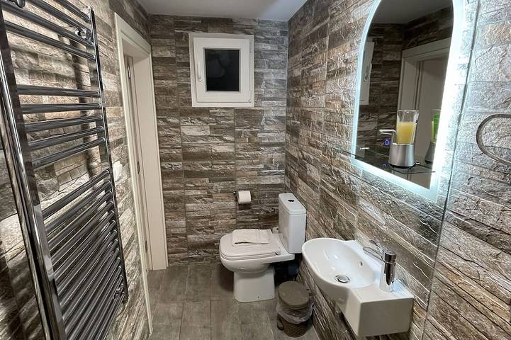 Appartement entier, Central Studio Flat with Garden in Vólos, Magnisia