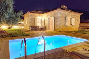 Cottage pour 3 personnes, avec piscine et jardin dans Stoupa