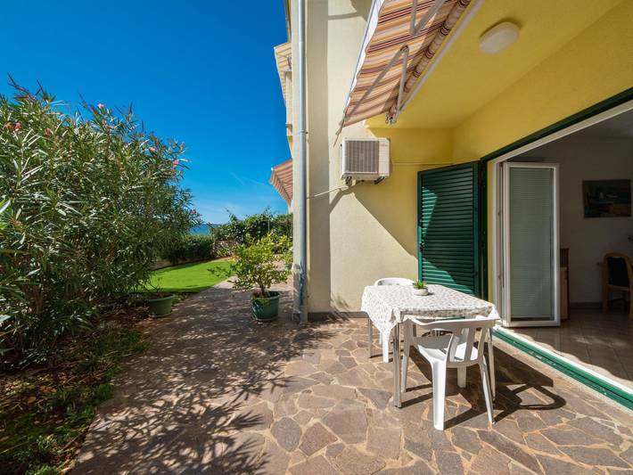 Ferienwohnung für 2 Personen, mit Terrasse und Garten in Pinezici
