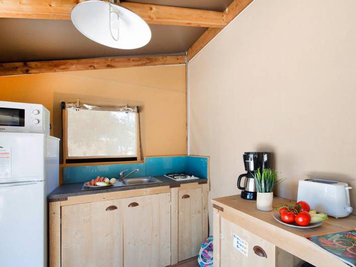 Flower Camping Les Ilates - Tente en toile et en bois 4 personnes -  	 Ecolodge Cotton toilée Confort 35m² (2 chambres) dont terrasse couverte de 11m² + Tv | 4 personnes in Loix, Île de Ré